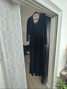 Elegant Black Velvet Long Sleeve Dress - Classic Evening Wear